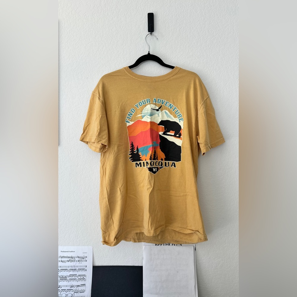 ByCOMFORT COLORS MINOCQUA WISCONSIN BEAR TEE MUSTARD OVERSIZED SOUVENIR GRAPHIC